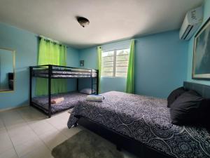 下维加Near Beach, Rivers, Lagoon, Spring, Sleep up to 22, 2nd Floor的一间卧室设有两张双层床和一扇窗户。