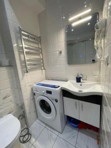 古多里Brand new apartment near Gondola的一间带洗衣机和水槽的浴室