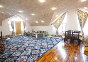 斯利那加Moustache Srinagar的一间铺有蓝色地毯的大客厅