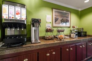 奇科Heritage Inn Express Chico的厨房设有绿色的墙壁和带咖啡壶的柜台。
