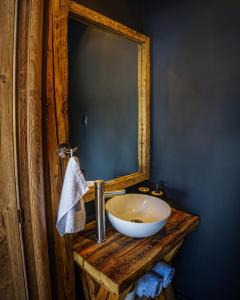 沃尔托普Black Chalet的一间带碗水槽和镜子的浴室