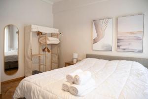 卡斯托里亚Panagiotidis lake house的卧室配有白色床和毛巾