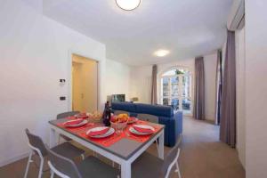 贝拉吉奥Bellagio Spiaggia due的用餐室以及带桌椅的起居室。