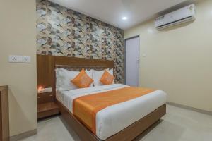 孟买Arton Regency的一间卧室设有一张床和一面岩石墙
