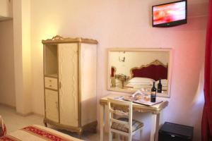 罗马罗姆鲁斯酒店的一间带梳妆台和镜子的卧室