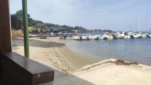 耶尔Maison de pêcheur à Giens les pieds dans l'eau !的海滩上设有船只和码头