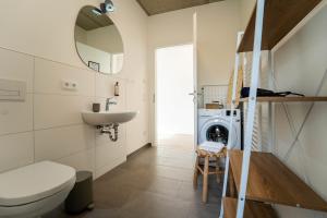 施特劳宾dreamcation Apartments Boardinghouse - Straubing Süd的一间带水槽和洗衣机的浴室