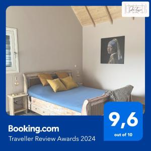 HultenB & B In Two Hulten的一间卧室配有一张带蓝色床单和黄色枕头的床。