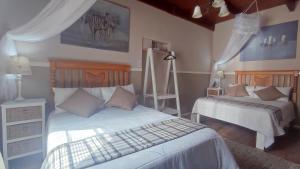 蒙塔古Tafelkop Keisie Self Catering Cottage的一间卧室,配有两张床
