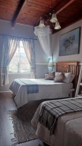 蒙塔古Tafelkop Keisie Self Catering Cottage的一间卧室设有两张床和窗户。