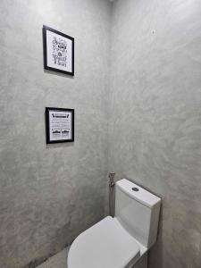 宿务Kasa Boutique Hotel的一间带卫生间的浴室和墙上的照片