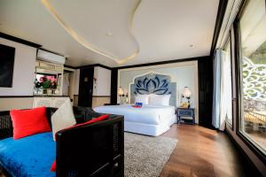 下龙湾Lotus D'Orient Cruise的卧室配有一张白色的大床和一张沙发。
