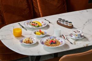 上海上海宝格丽酒店的一张带食物和橙汁盘的白色桌子