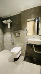 GodarpuraThe Shankara View的浴室配有白色卫生间和盥洗盆。