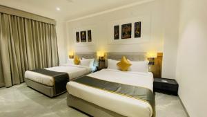 GodarpuraThe Shankara View的酒店客房设有两张床和窗户。