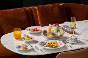 上海上海宝格丽酒店的桌上装满了早餐食品和橙汁