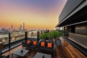 上海上海宝格丽酒店的从大楼欣赏到城市天际线的景色