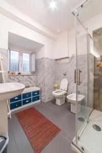 巴勒莫Natoli Apartments的浴室配有卫生间、盥洗盆和淋浴。