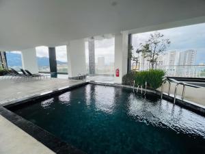 日落洞Urban Suites by PerfectSweetHome with Spectacular High View# Komtar View的一座建筑物中央的游泳池