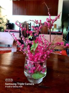 清迈DE ROSE Hotel Chiang Mai的花瓶里满是粉红色的花朵