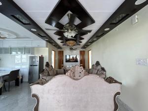 海得拉巴Luxury 3 bedroom 3 bathroom penthouse的带沙发和天花板的客厅