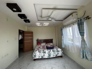 海得拉巴Luxury 3 bedroom 3 bathroom penthouse的一间卧室设有一张床和一个窗口