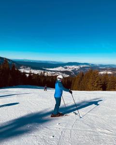 弗拉西克Apartman SkiBeg, Vlašić的雪覆盖的滑雪坡上的人