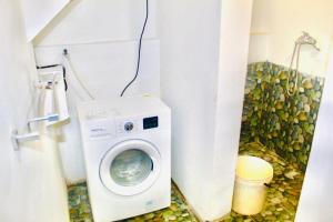 TôlagnaroVilla Baobab的小型浴室内的洗衣机和烘干机