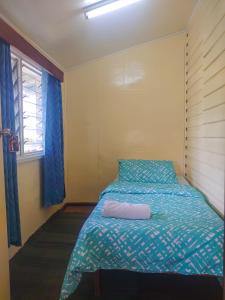 哈根山Shalom Mission Home的一间卧室配有一张带枕头和窗户的床