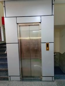 马图拉Shri Girraj Residency的电梯,大楼的门开着