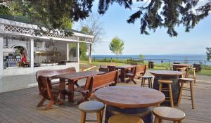 内塞伯尔Sol Nessebar Bay All Inclusive的一个带桌椅和烧烤设施的庭院