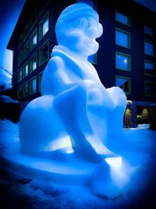 巴赫Haus Schnöller的雪人雕像,在晚上坐在雪中