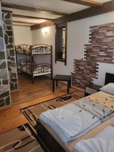 多布里尼什特Oasis Guest House的客房设有两张双层床和壁炉。