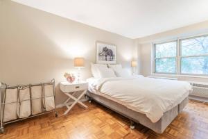 纽约1600ft TriBeCa Townhouse - Luxury & Spacious的卧室设有一张白色大床和一扇窗户。