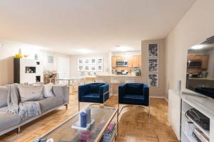 纽约1600ft TriBeCa Townhouse - Luxury & Spacious的客厅配有沙发和2把蓝色椅子