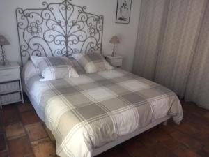 阿尔勒Mas Sicard chambre d'hôtes en Camargue的一间卧室配有一张带黑白色棉被的床