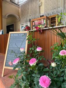 清迈DE ROSE Hotel Chiang Mai的餐厅前有粉红色玫瑰的标志