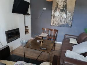 耶斯特Casa Rural Puente de la Vicaria by Jaxun的客厅配有沙发和桌子
