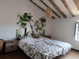 耶斯特Casa Rural Puente de la Vicaria by Jaxun的卧室配有一张挂在墙上的植物床