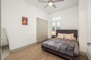 夏洛特CityScape Flat- 3BR Luxury APT in Uptown的一间卧室配有一张床和吊扇