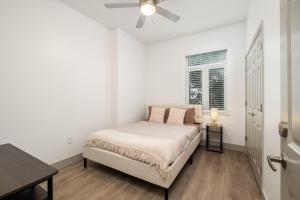 夏洛特CityScape Flat- 3BR Luxury APT in Uptown的白色的卧室设有床和窗户