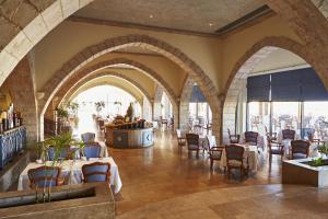 赫尔格达索马湾凯宾斯基酒店的一间在房间内配有桌椅的餐厅