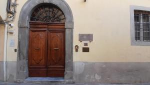 比萨Casa per ferie religiosa Figlie di Nazareth的大楼一侧的木门