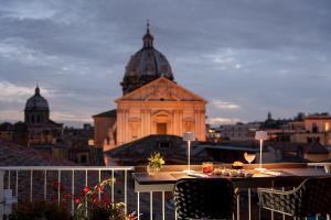罗马纳沃纳宫酒店的阳台的桌子,享有建筑的景色