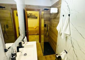 罗马Il Giardino Di Maria - Metro C的浴室配有盥洗盆和带镜子的淋浴