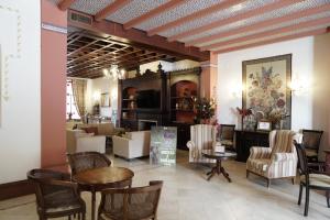 埃尔罗西奥Hospedarte Palacete Real的一个带桌椅的大堂和一间客厅