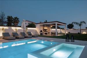 扎金索斯镇Vorto Luxury Villas, a Signature Island Retreat, By ThinkVilla的一座房子后院的游泳池