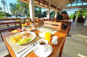 功孟海滩Isle Beach Resort Krabi-SHA的餐桌,饭盘,咖啡