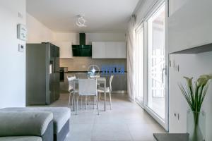 利多迪耶索罗Cala Blu的客厅以及带桌椅的厨房。