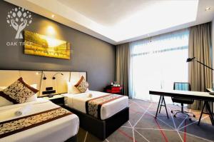 吉隆坡Red M101 by Oak Tree的酒店客房配有两张床和一张书桌